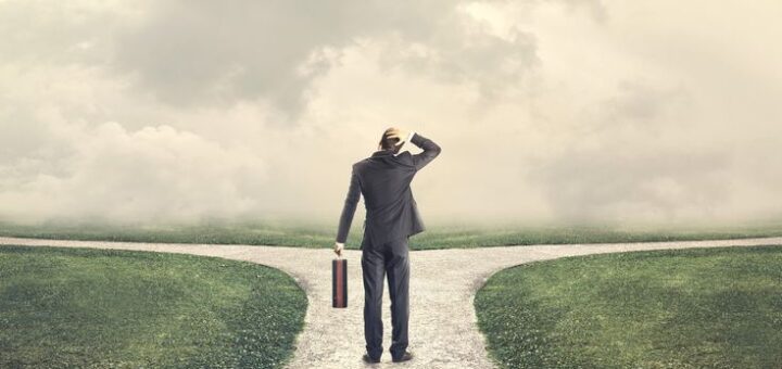 Pessoa escolhendo entre dois caminhos representando decisões de carreira