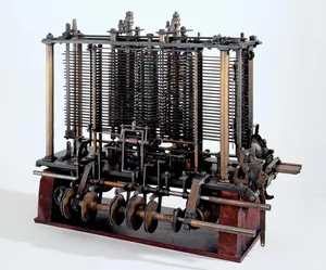 Máquina Analítica Uma parte (concluída em 1910) da Máquina Analítica de Charles Babbage. Construída apenas parcialmente na época da morte de Babbage em 1871, esta parte contém o "moedor" (funcionalmente análogo à unidade central de processamento de um computador moderno) e um mecanismo de impressão.